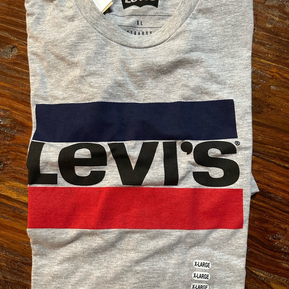Levi’s T Shirt gray, NWT, women’s Size XL